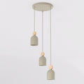 Hanglamp met drie beige capsulevormige kappen en houten accenten aan een ronde beige plafondplaat