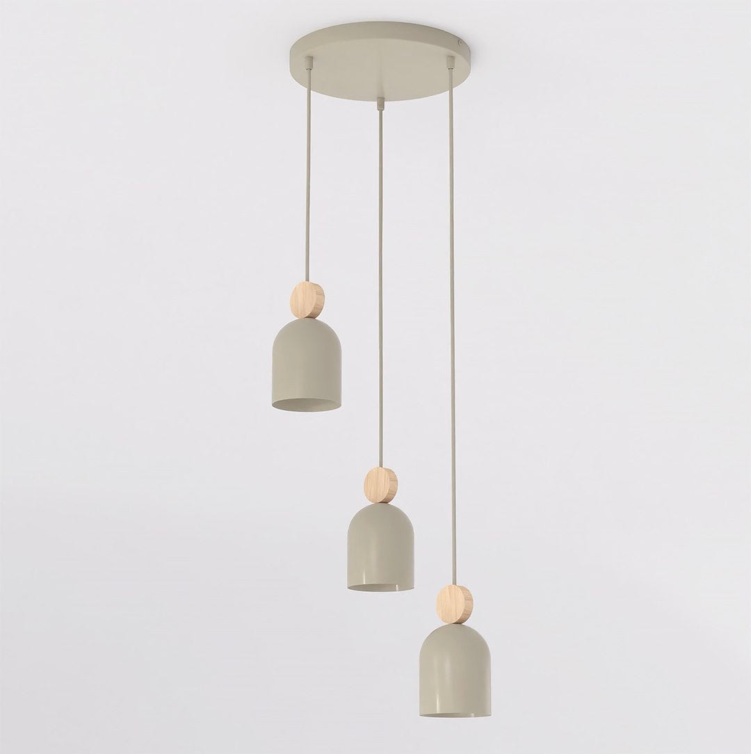 Hanglamp met drie beige capsulevormige kappen en houten accenten aan een ronde beige plafondplaat
