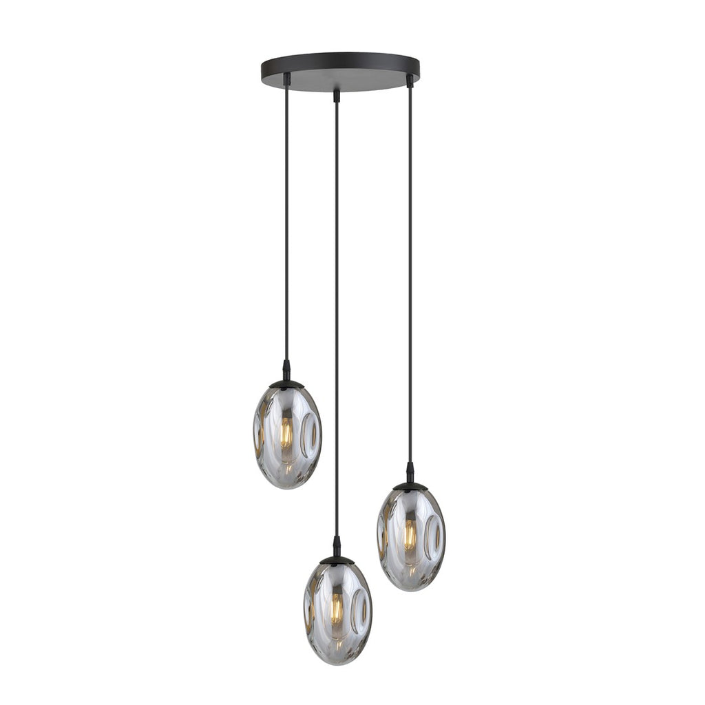 Zwarte hanglamp met drie ovale grafiet glazen kappen aan een ronde plafondplaat