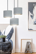 Hanglamp 3 lichts gepoedercoat staal en stof Hilde grijs met gouden binnenzijde, ronde canopy, eettafel