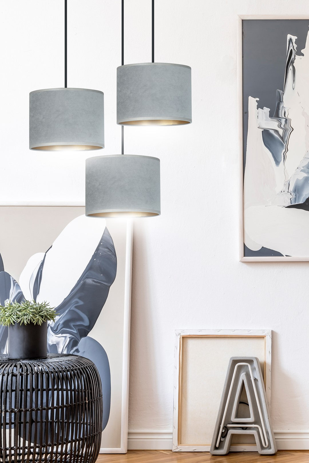 Hanglamp 3 lichts gepoedercoat staal en stof Hilde grijs met gouden binnenzijde, ronde canopy, eettafel