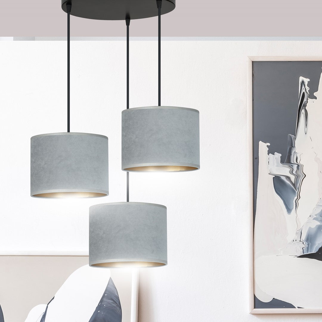 Hanglamp 3 lichts gepoedercoat staal en stof Hilde grijs met gouden binnenzijde, ronde canopy, eettafel