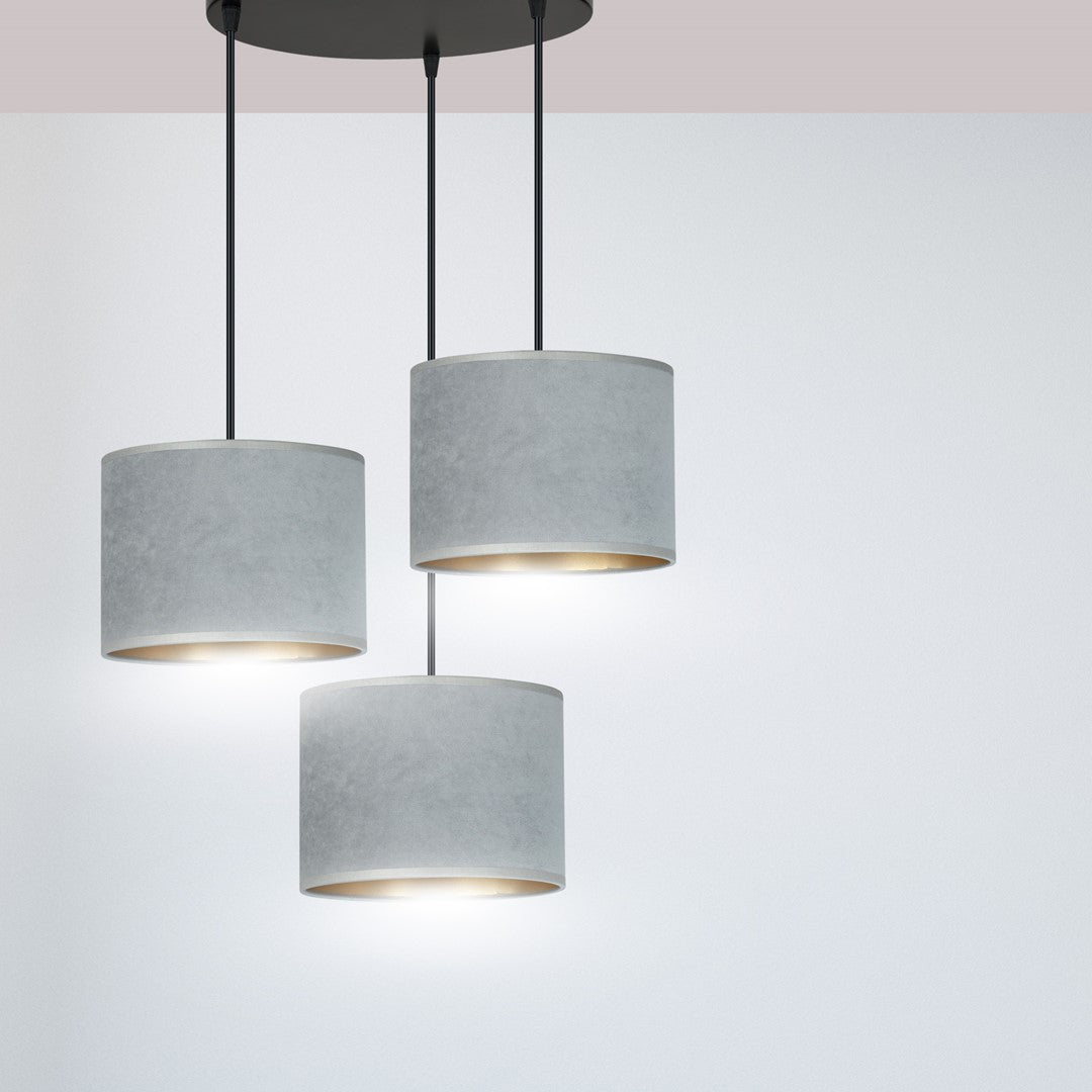 Hanglamp 3 lichts gepoedercoat staal en stof Hilde grijs met gouden binnenzijde, ronde canopy, eettafel