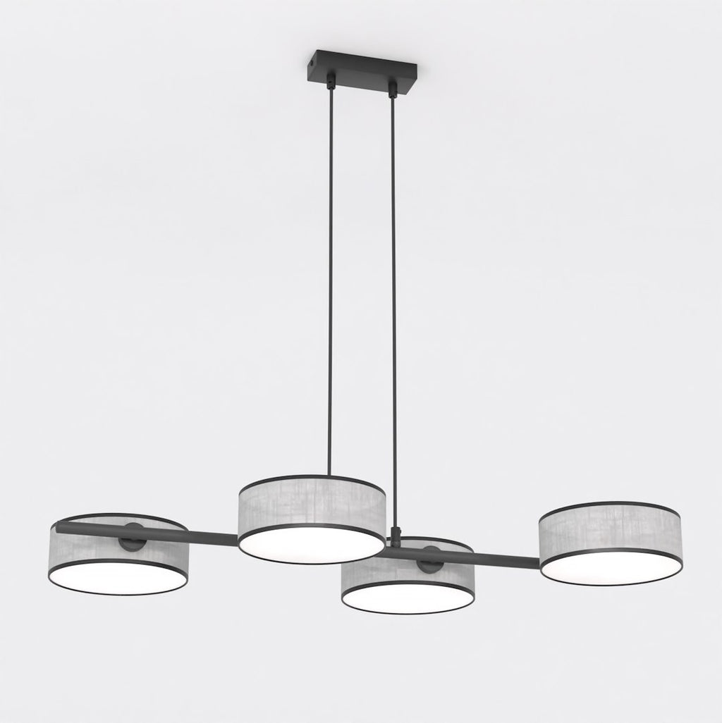 Lineaire hanglamp met vier grijze geweven cilinderkappen en zwart stalen frame, aan twee dunne ophangsnoeren