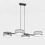 Lineaire hanglamp met vier grijze geweven cilinderkappen en zwart stalen frame, aan twee dunne ophangsnoeren