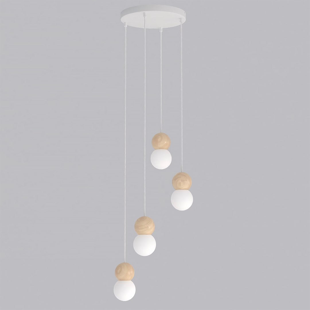 Hanglamp met vier witte bolkappen en houten bollen aan witte snoeren onder een ronde witte plafondplaat