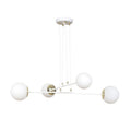 Witte hanglamp met vier matwitte glazen bollen aan dunne witte kabels en goudkleurige details
