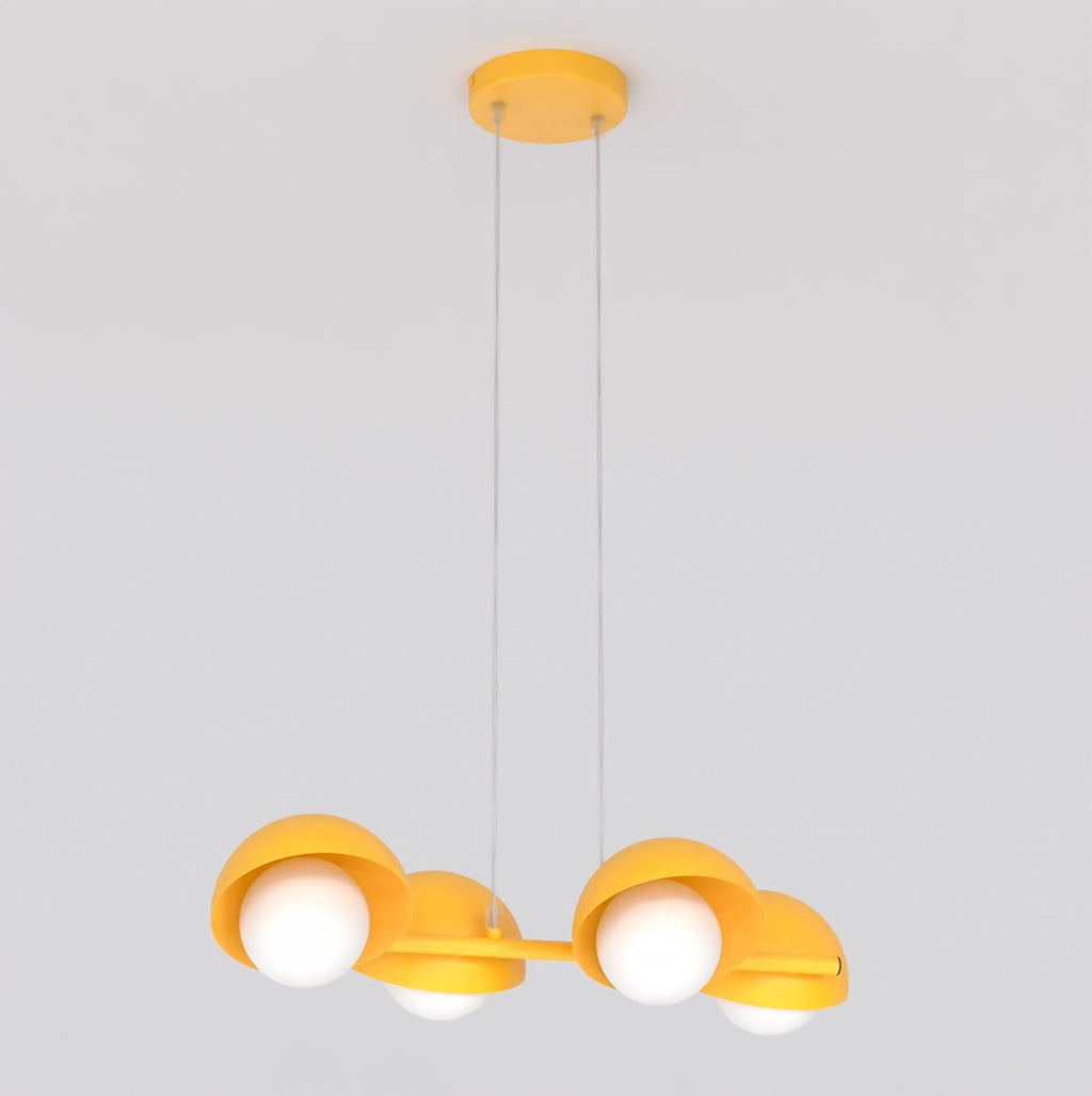 Oranje hanglamp met vier halfronde kapjes en witte bollen, opgehangen aan twee dunne kabels met ronde plafondplaat