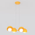 Oranje hanglamp met vier halfronde kapjes en witte bollen, opgehangen aan twee dunne kabels met ronde plafondplaat
