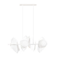 Witte hanglamp met geometrische metalen kappen en twee zichtbare matte glazen bollen aan een horizontale stang