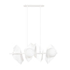 Witte hanglamp met geometrische metalen kappen en twee zichtbare matte glazen bollen aan een horizontale stang