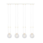 Witte hanglamp met vier ronde transparante glazen kappen en gouden details aan een lange plafondplaat