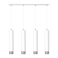 Witte hanglamp met vier buisvormige kappen met chroomaccenten aan een smalle witte plafondbalk