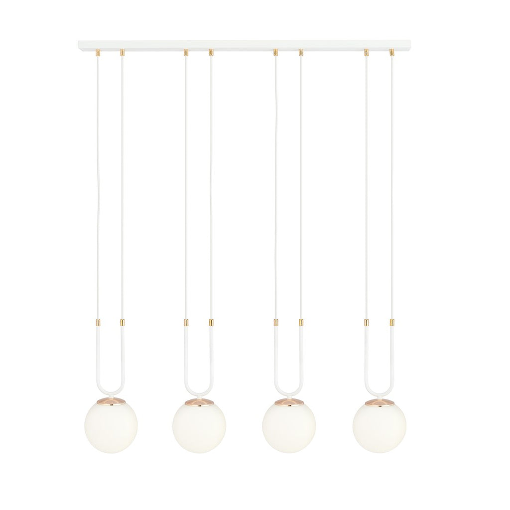 Witte hanglamp met vier ronde opaalglazen kappen en gouden details aan een langwerpige plafondplaat