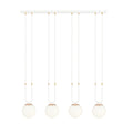 Witte hanglamp met vier ronde opaalglazen kappen en gouden details aan een langwerpige plafondplaat