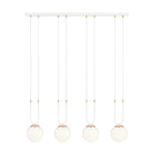 Witte hanglamp met vier ronde opaalglazen kappen en gouden details aan een langwerpige plafondplaat