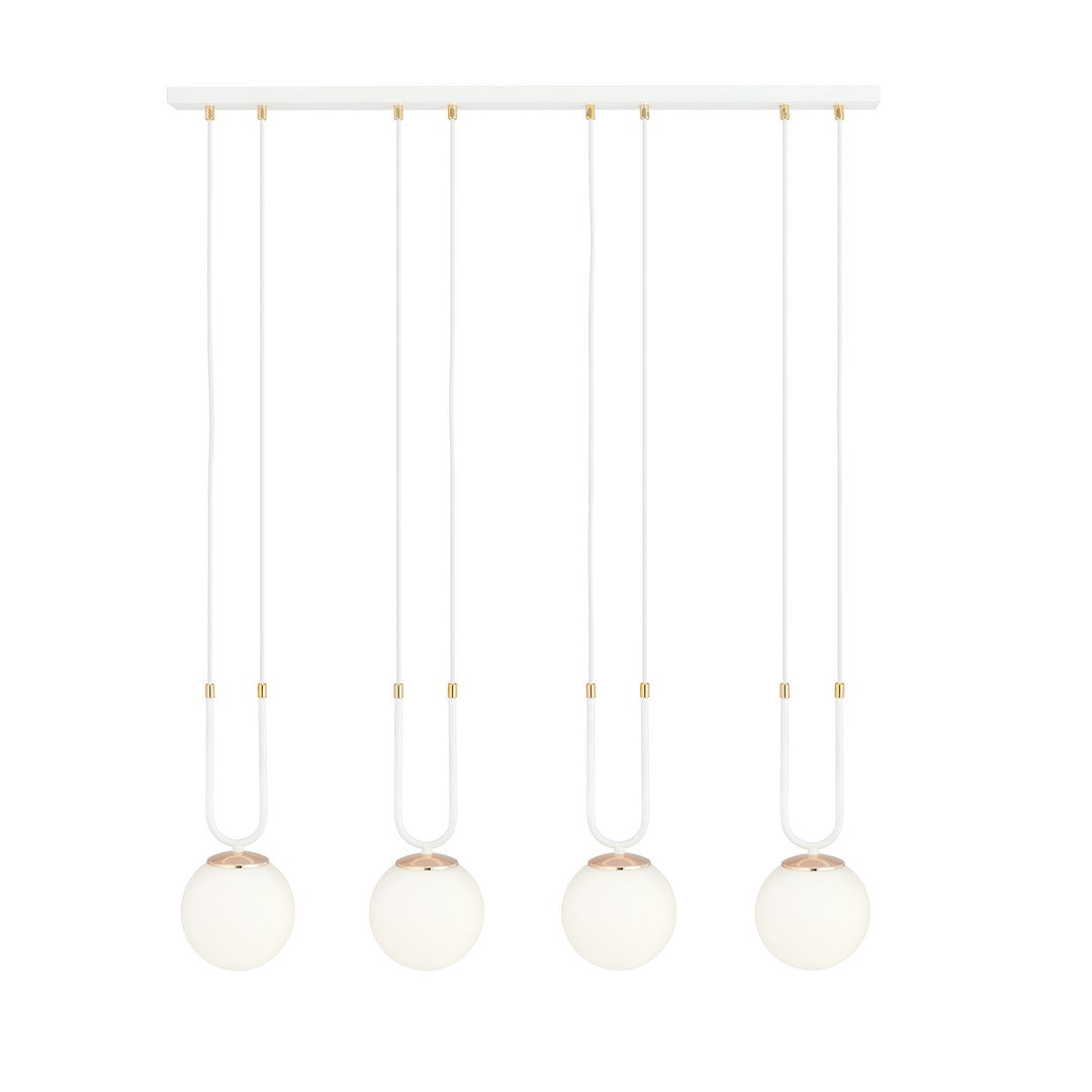 Witte hanglamp met vier ronde opaalglazen kappen en gouden details aan een langwerpige plafondplaat