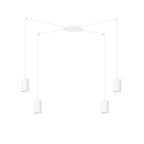 Witte hanglamp met vier snoeren en cilindervormige witte kappen aan een ronde plafondplaat