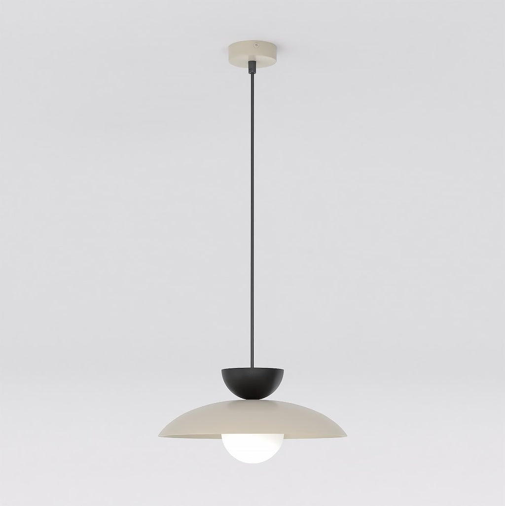 Hanglamp met beige koepelkap, zwarte halve bol en witte glazen bol aan een dunne zwarte pendel