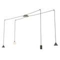 Zwarte spider-hanglamp met vier snoeren, twee kegelkappen, een witte glazen bol en een cilinder aan een ronde plafondplaat