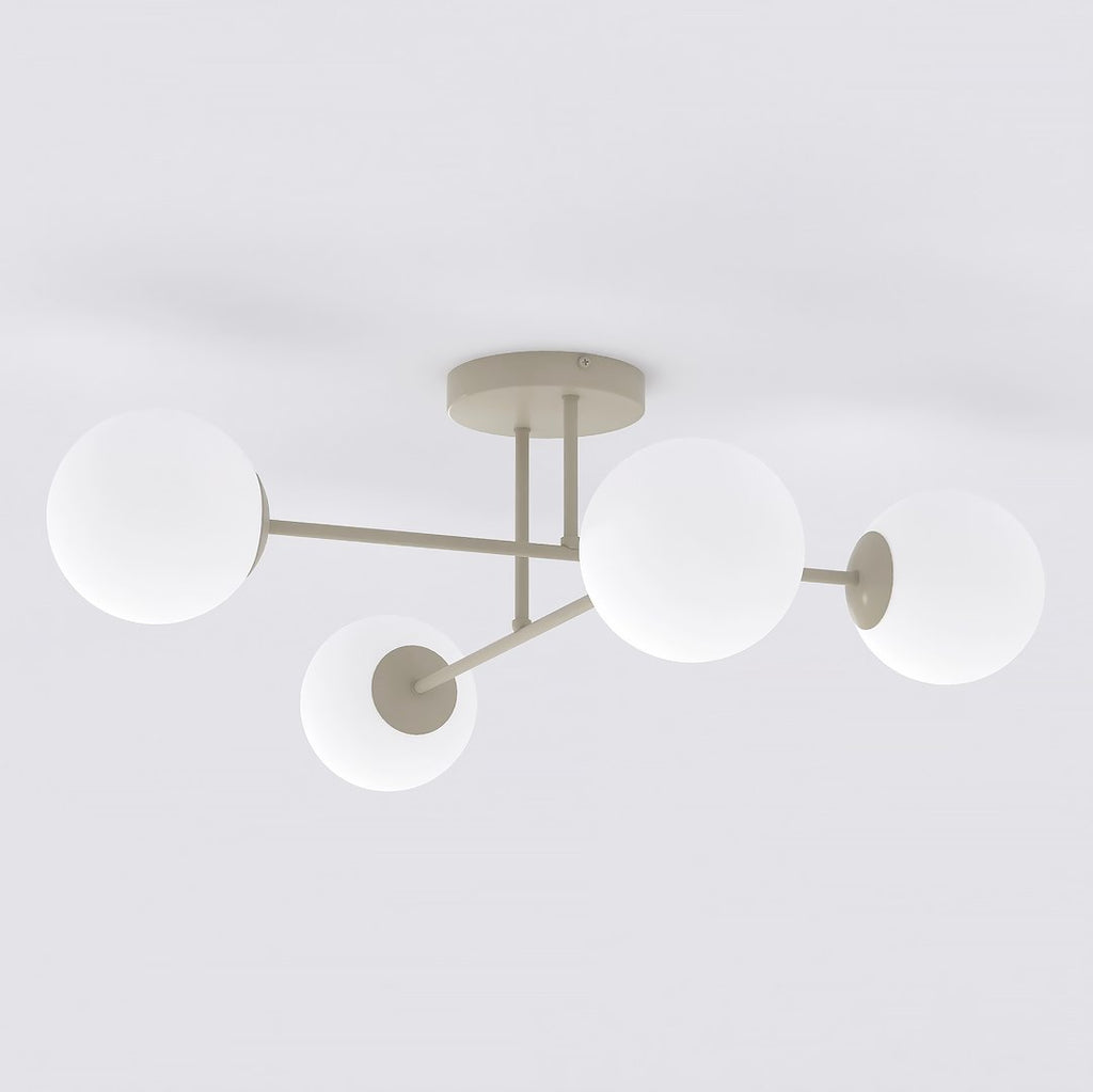 Beige plafondlamp met vier armen en witte glazen bollen tegen een lichte achtergrond