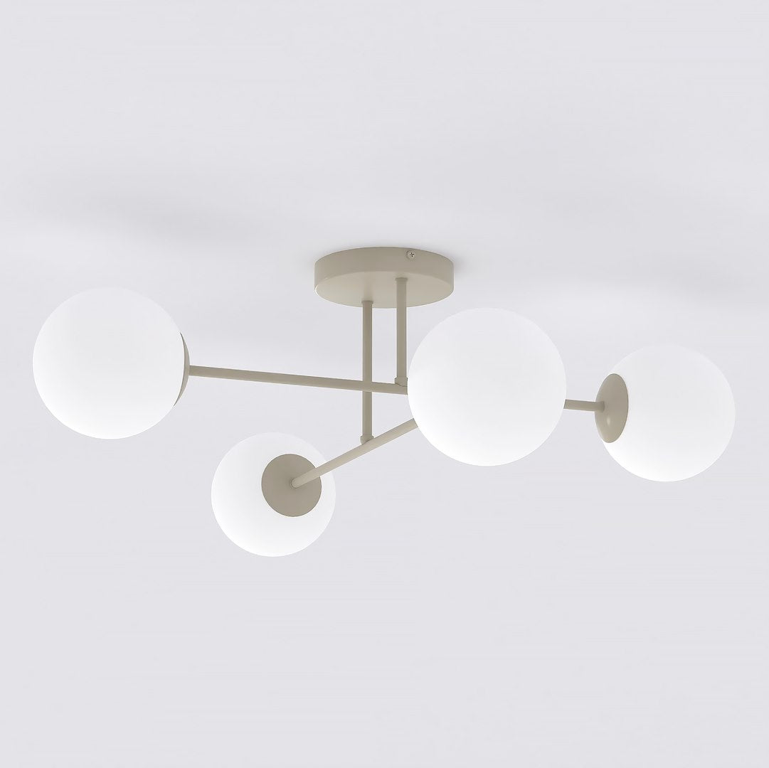Beige plafondlamp met vier armen en witte glazen bollen tegen een lichte achtergrond
