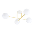 Plafondlamp met vier witte glazen bollen aan gouden armen en een witte plafondplaat