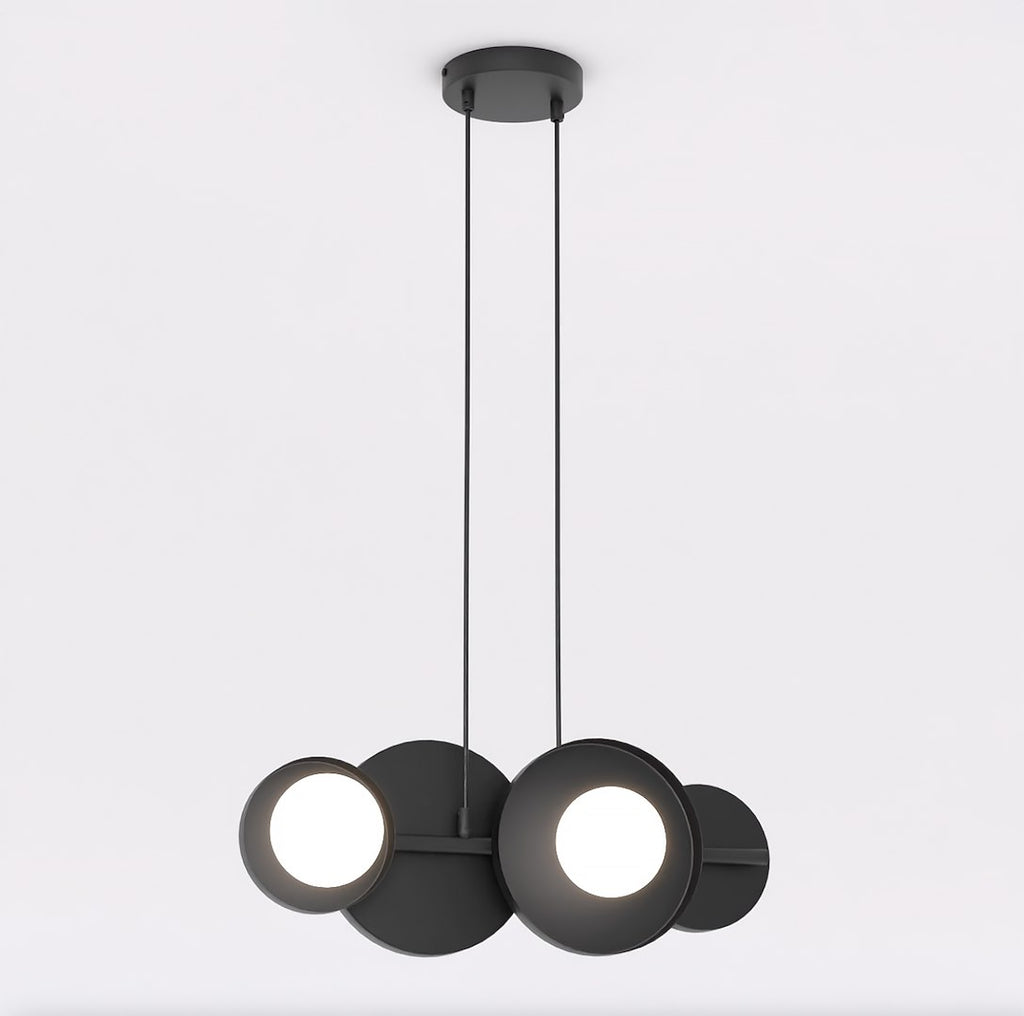 Zwarte hanglamp met vier cirkelvormige schijven en twee zichtbare witte lichtbollen aan twee dunne snoeren