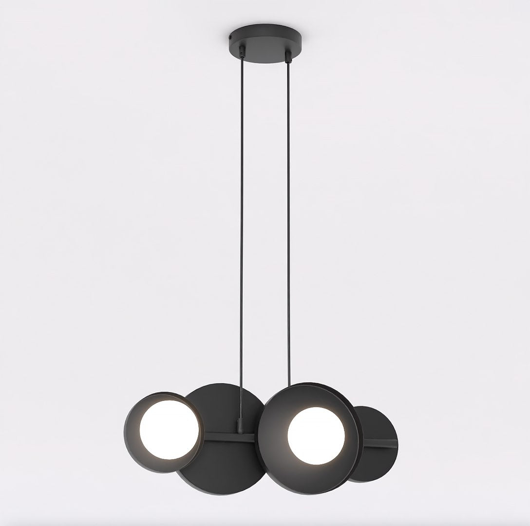 Zwarte hanglamp met vier cirkelvormige schijven en twee zichtbare witte lichtbollen aan twee dunne snoeren