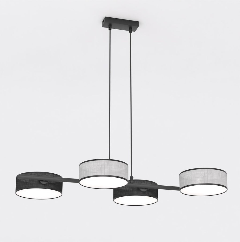 Lineaire hanglamp met vier cilindrische kappen, twee zwarte en twee grijze, aan een zwart frame met twee ophangsnoeren