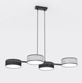 Lineaire hanglamp met vier cilindrische kappen, twee zwarte en twee grijze, aan een zwart frame met twee ophangsnoeren