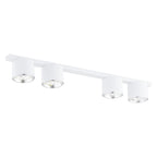 Witte plafondlamp met vier cilindrische spots op een rechte balk, met zilverkleurige reflectoren