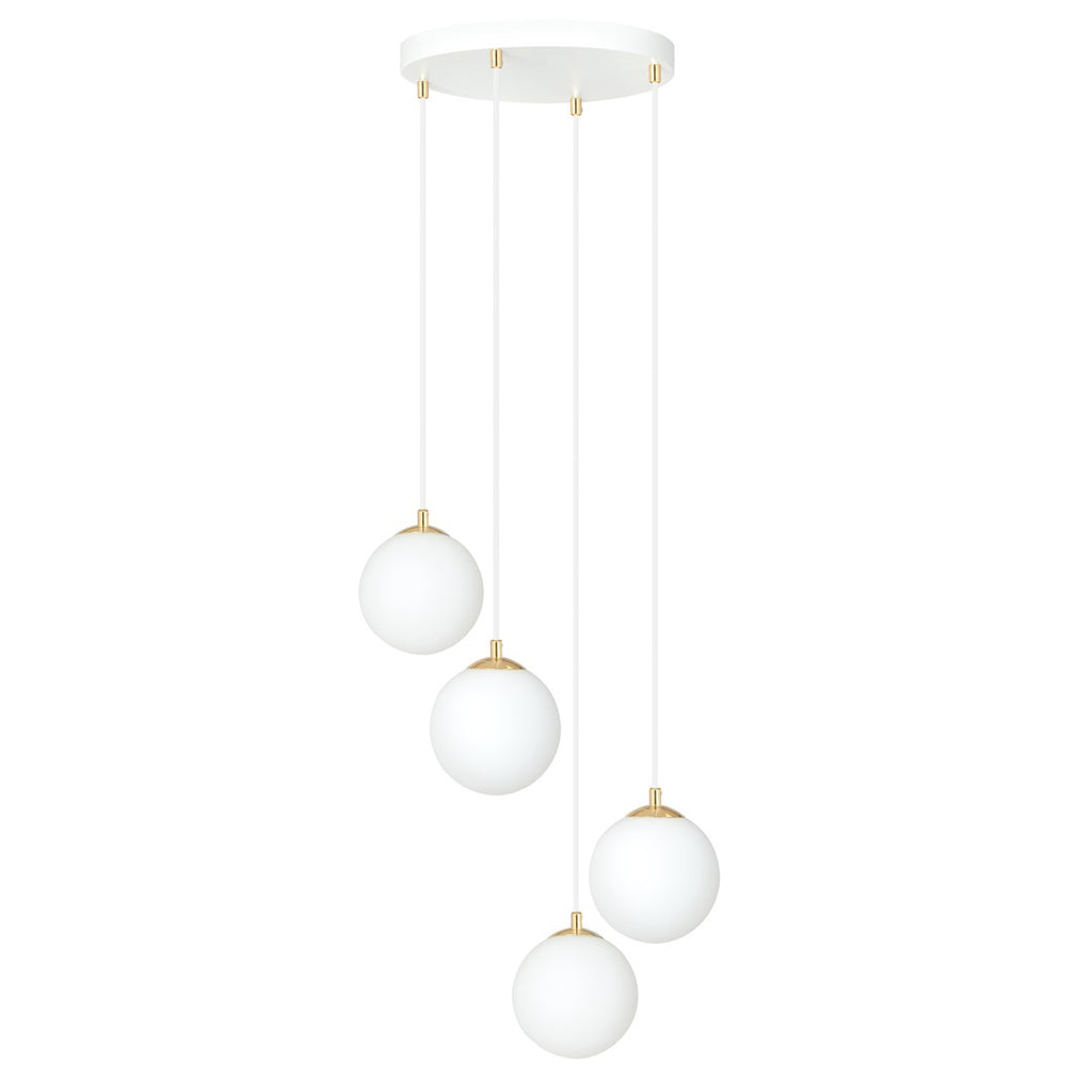 Witte hanglamp met vier opaalwitte glazen bollen en gouden details aan een ronde plafondplaat