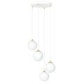 Witte hanglamp met vier opaalwitte glazen bollen en gouden details aan een ronde plafondplaat