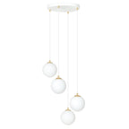 Witte hanglamp met vier opaalwitte glazen bollen en gouden details aan een ronde plafondplaat