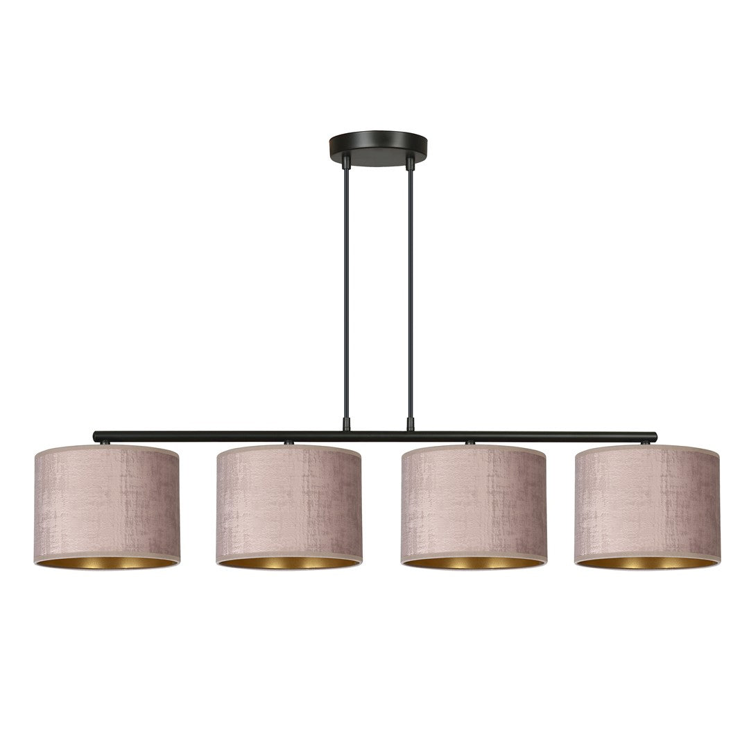 Hanglamp met vier roze stoffen kappen met goudkleurige binnenkant aan een zwarte stalen balk