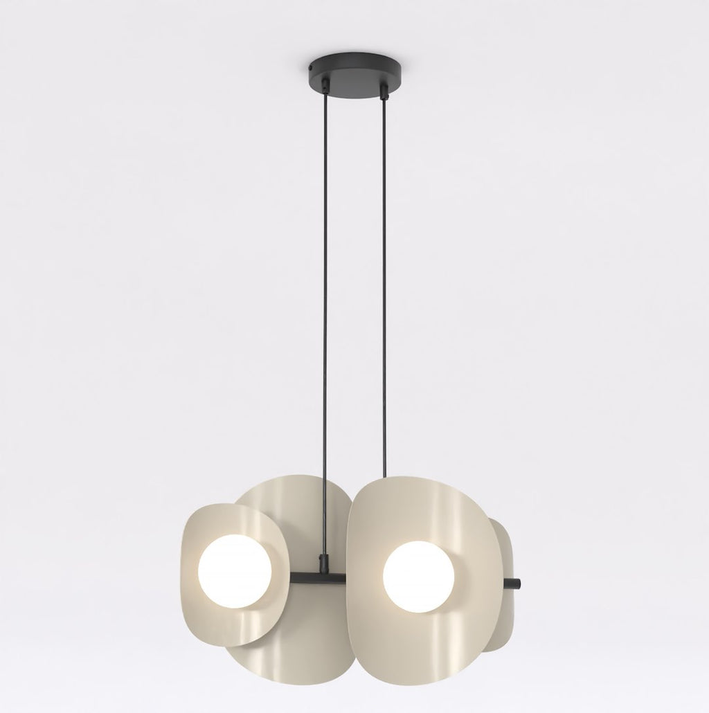 Hanglamp met vier witte bollen en organische mokkakleurige metalen elementen aan twee dunne zwarte snoeren