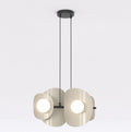Hanglamp met vier witte bollen en organische mokkakleurige metalen elementen aan twee dunne zwarte snoeren