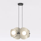 Hanglamp met vier witte bollen en organische mokkakleurige metalen elementen aan twee dunne zwarte snoeren