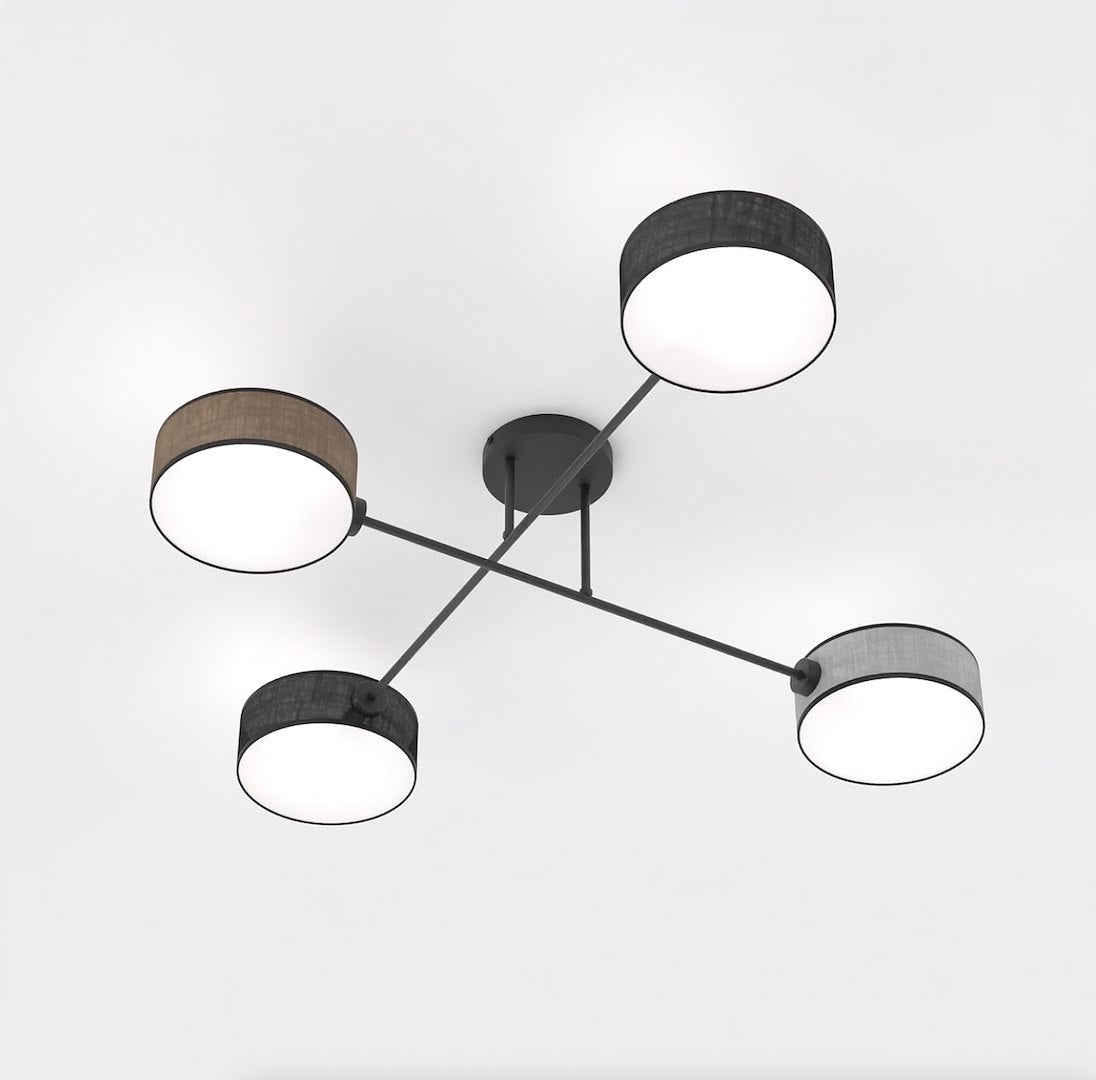 Plafondlamp met vier armen en cilindrische geweven kappen in zwart, bruin en grijs, aan wit plafond