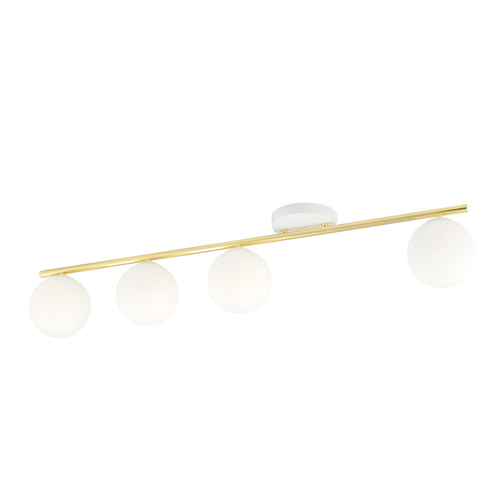 Plafondlamp met gouden buis en vier opaalwitte glazen bollen aan een witte plafondplaat