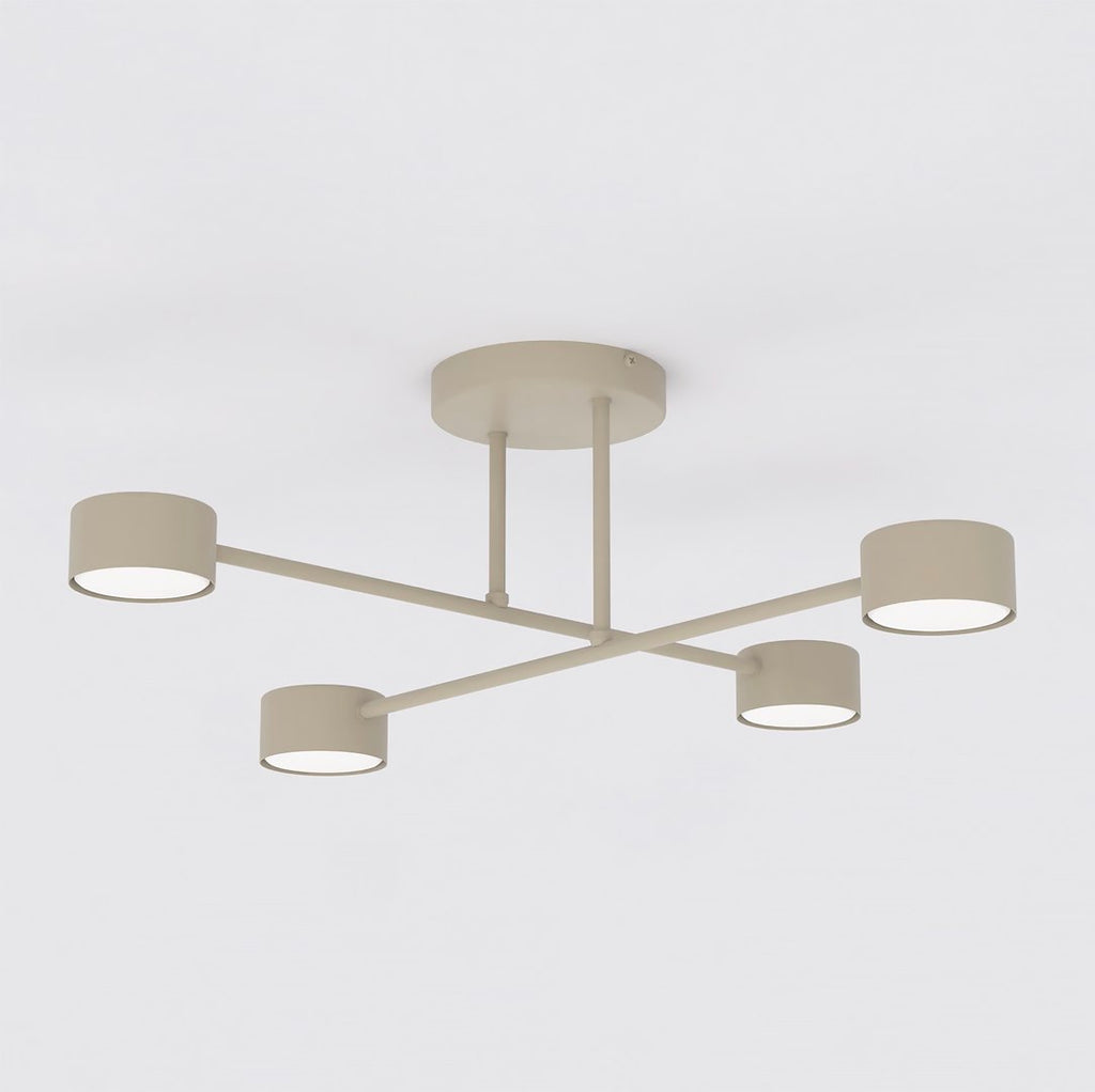 Beige plafondlamp met kruisarm en vier ronde lampen met witte diffusers, tegen een lichte achtergrond