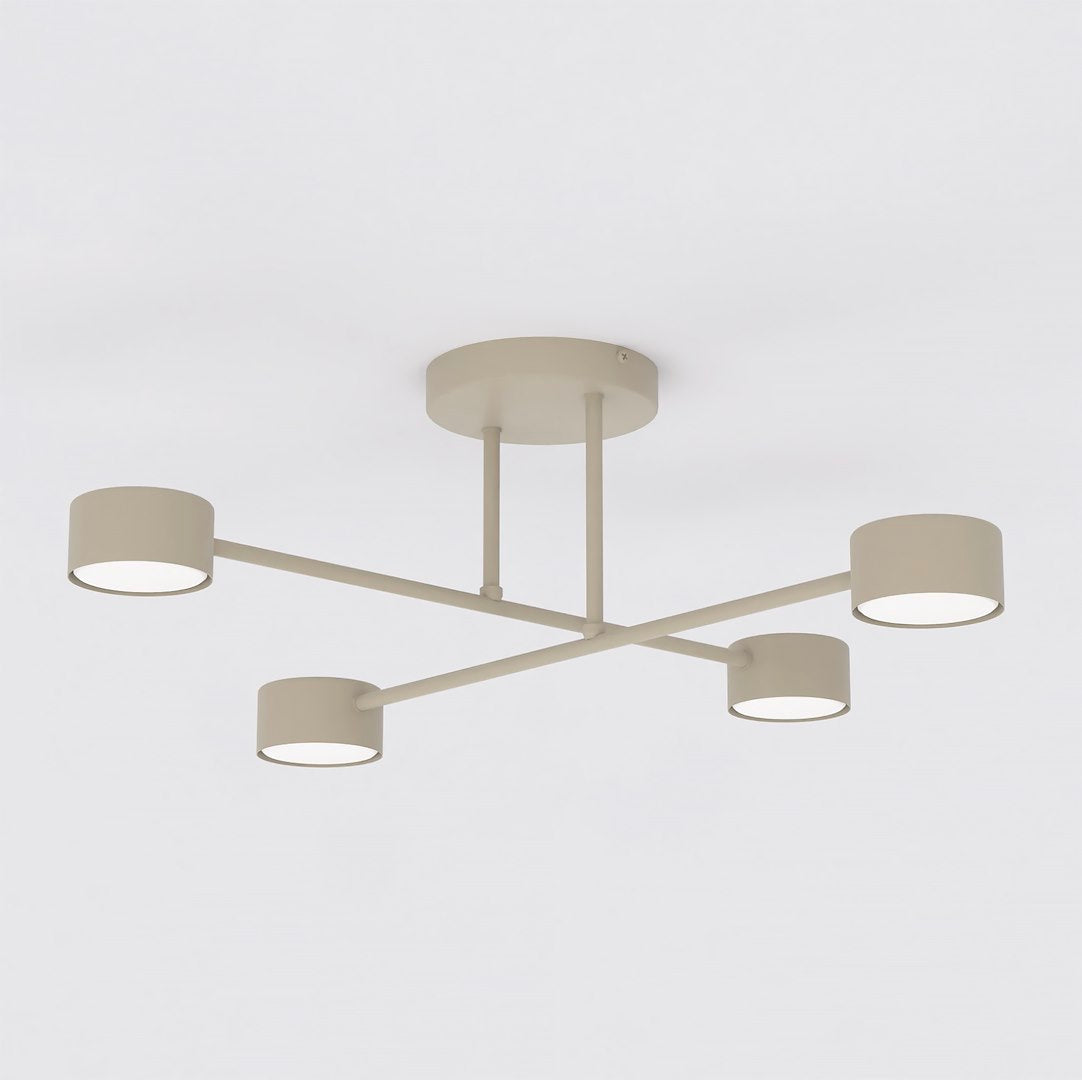 Beige plafondlamp met kruisarm en vier ronde lampen met witte diffusers, tegen een lichte achtergrond