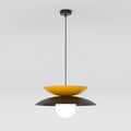 Hanglamp met zwarte en oranje stalen schijven en een witte glazen bol aan een dunne zwarte stang