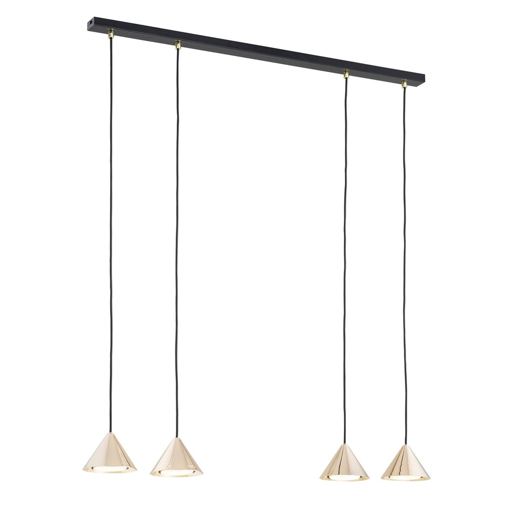 Hanglamp met vier goudkleurige kegelvormige kappen aan zwarte snoeren en een zwarte plafondbalk