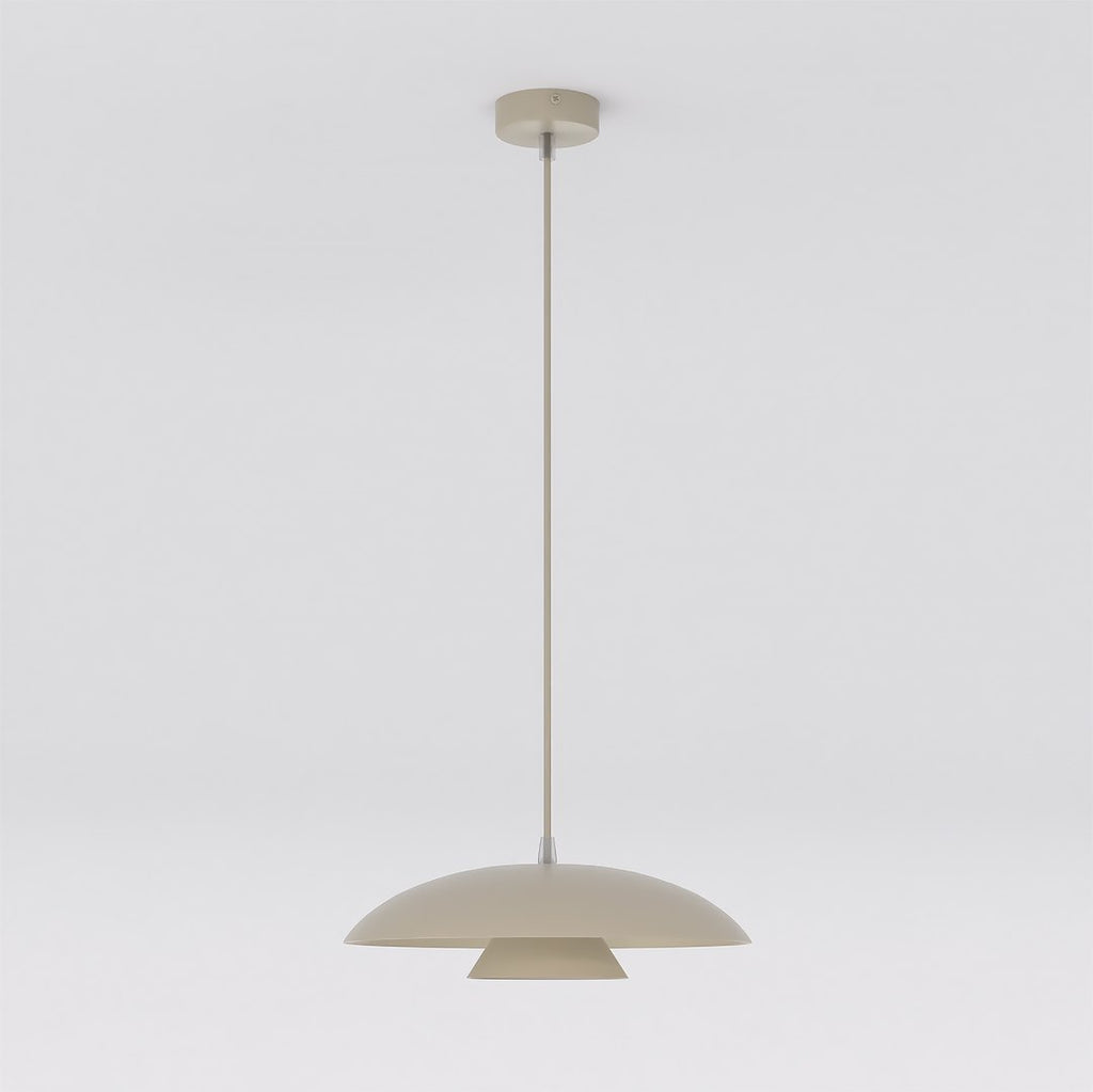 Beige hanglamp met brede, gelaagde kap van staal aan een dunne pendel met ronde plafondplaat in dezelfde kleur