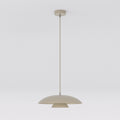 Beige hanglamp met brede, gelaagde kap van staal aan een dunne pendel met ronde plafondplaat in dezelfde kleur