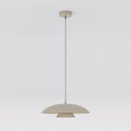 Beige hanglamp met brede, gelaagde kap van staal aan een dunne pendel met ronde plafondplaat in dezelfde kleur