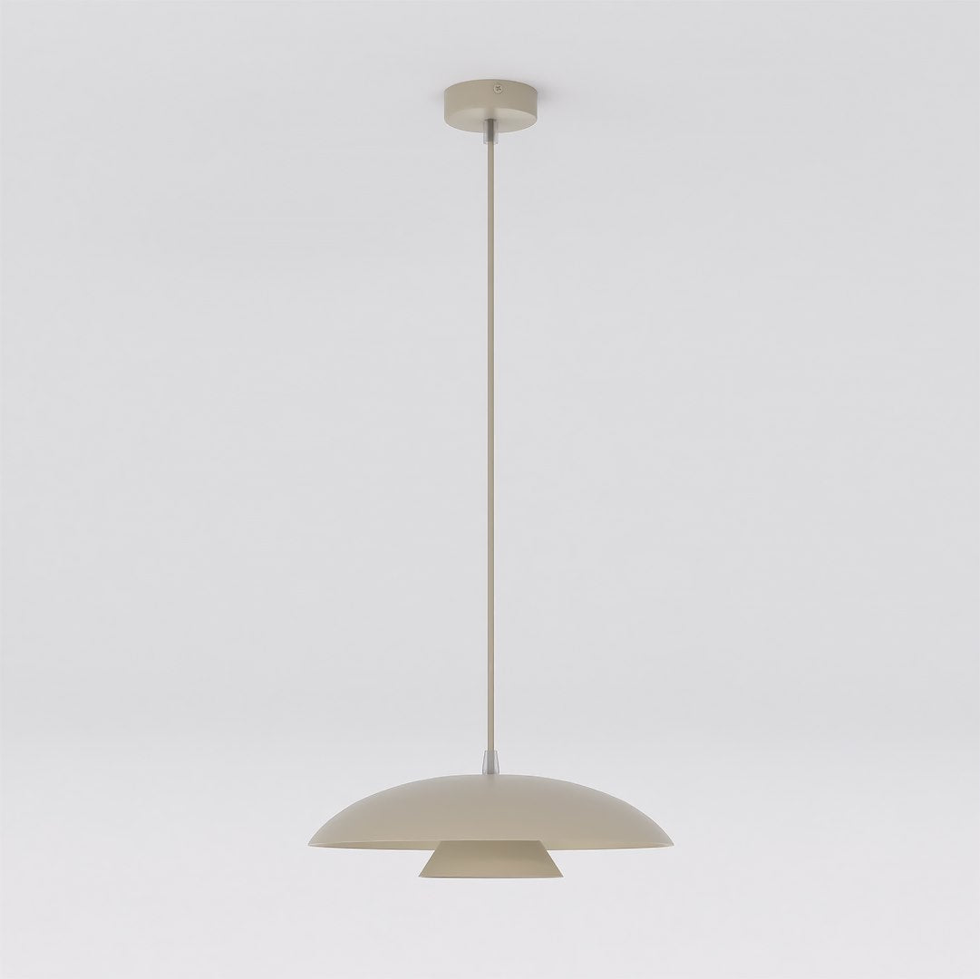 Beige hanglamp met brede, gelaagde kap van staal aan een dunne pendel met ronde plafondplaat in dezelfde kleur