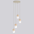 Beige hanglamp met vier snoeren op verschillende hoogtes, elk met een houten bol en een witte bolvormige kap